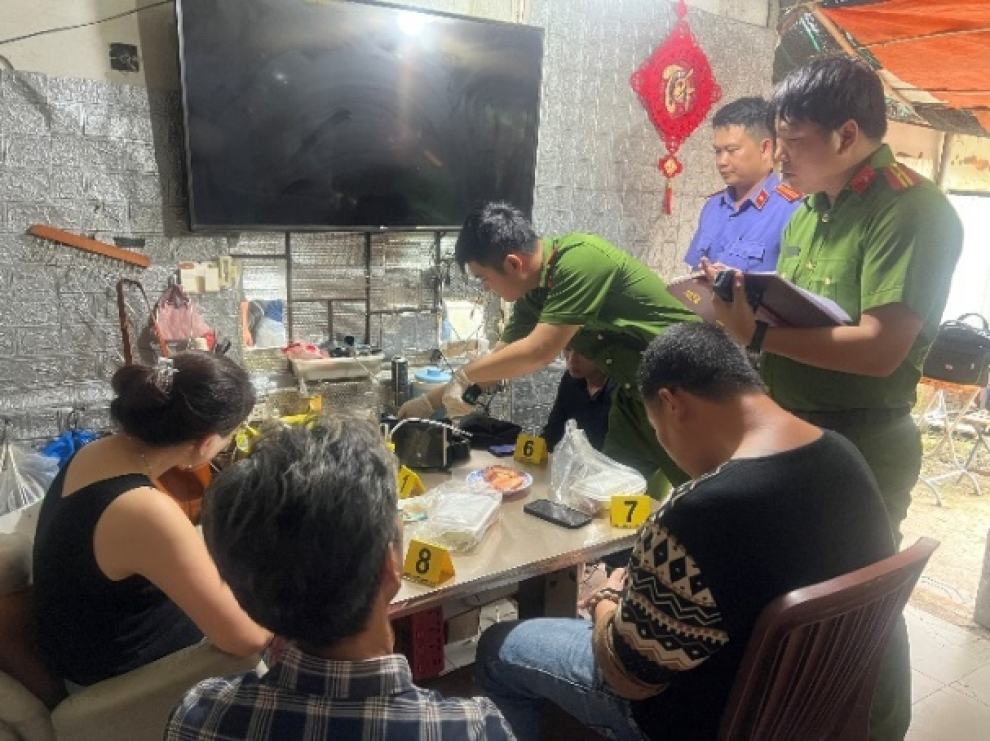 Bắt quả tang nhóm đối tượng tổ chức sử dụng trái phép chất ma túy, phát hiện 01 đối tượng tàng trữ ma túy