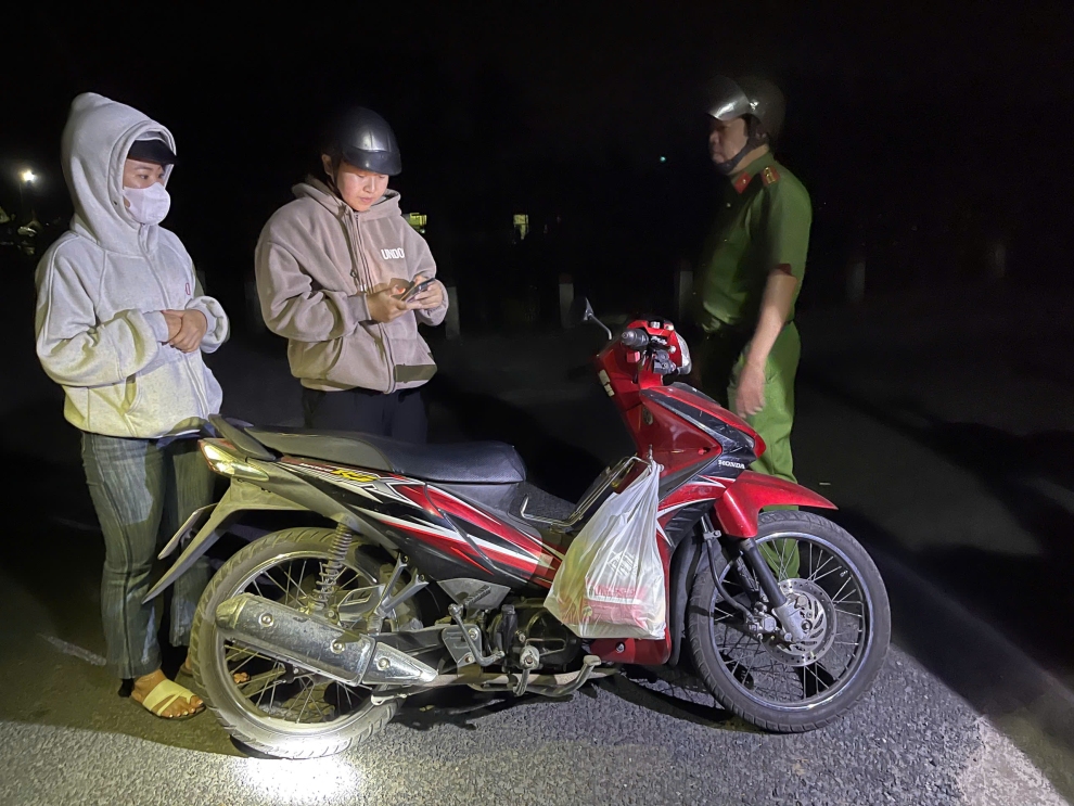 Lực lượng tuần tra tổ chức kiểm tra người và phương tiện