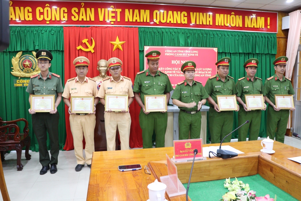 Nhiều tập thể, cá nhân được nhận giấy khen của Giám đốc Công an tỉnh về thành tích xuất sắc trong cao điểm