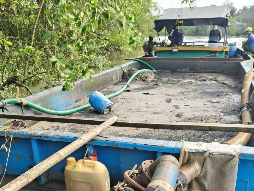 Sàn lan chở khoáng (cát sông) không rõ nguồn gốc, xuất xứ