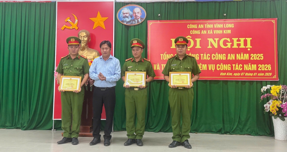 sửa ảnh Chủ tịch trao khen