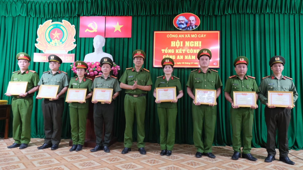 Tặng giấy khen của Giám đốc Công an tỉnh, UBND xã cho các tập thế, cá nhân đã có thành tích xuất sắc trong phong trào thi đua “Vì an ninh Tổ quốc” năm 2025