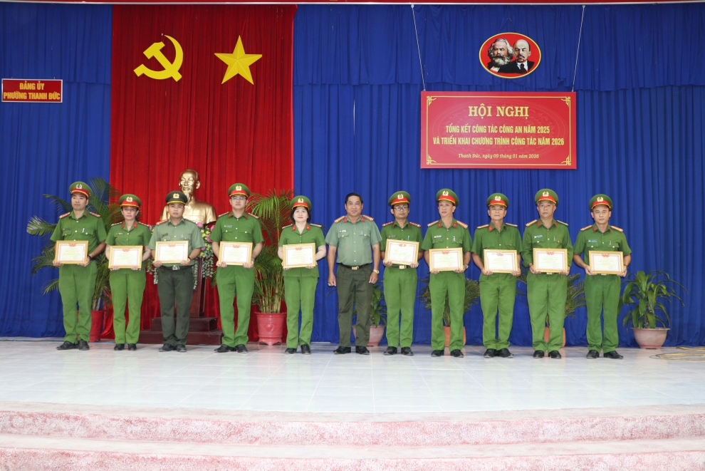 Tập thể khen thưởng tổng kết các mặt công tác năm 2025 IMG 2803