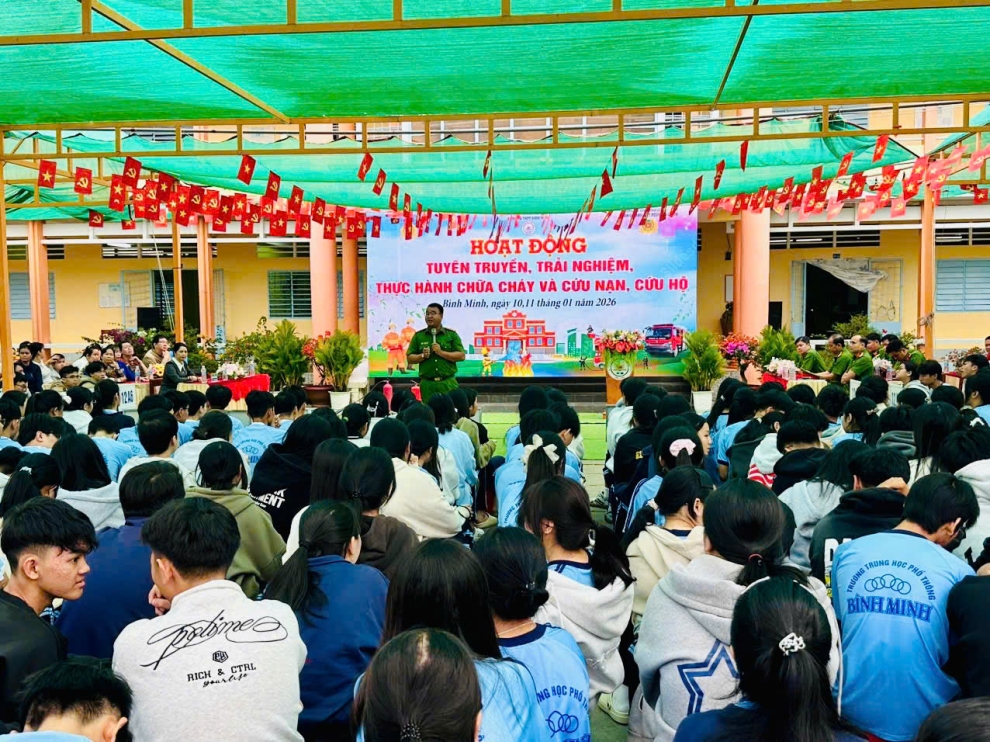 Cán bộ, giáo viên, học sinh trường THPT Bình Minh tham gia trải nghiệm, thực hành chữa cháy và cứu nạn, cứu hộ