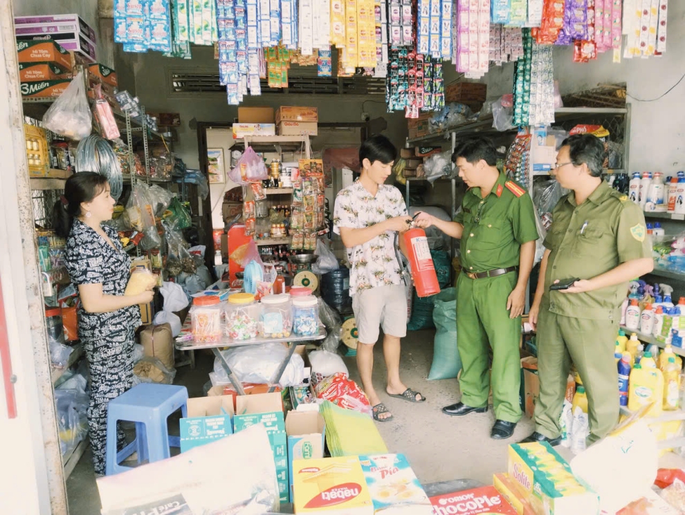 Công an xã Đồng Khởi thực hiện tuyên truyền về phòng cháy, chữa cháy đối với hộ gia đình và nhà ở kết hợp sản xuất, kinh doanh