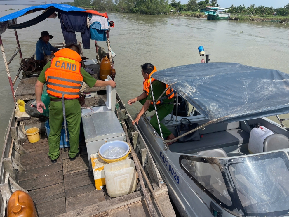 Công an phường Cái Vồn tăng cường tuyên truyền, xử lý các trường hợp sử dụng công cụ kích điện để khai thác thủy sản trái phép