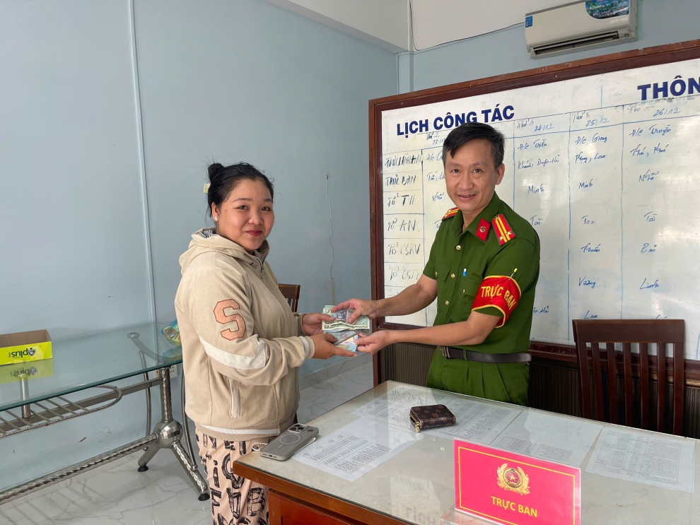Công an phường Bình Minh trao trả tài sản đánh rơi cho người dân