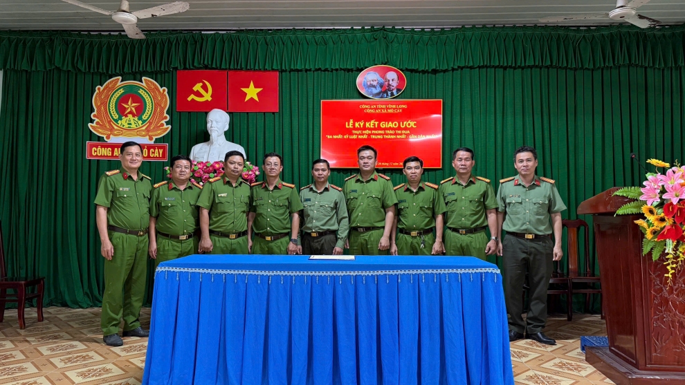 Công an xã Mỏ Cày ký kết giao ước thực hiện phong trào thi đua Ba nhất
