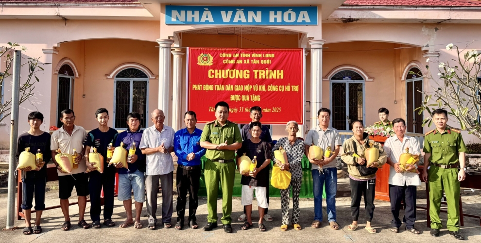 Công an xã Tân Quới tổ chức chương trình phát động toàn dân giao nộp vũ khí, công cụ hỗ trợ được quà tặng
