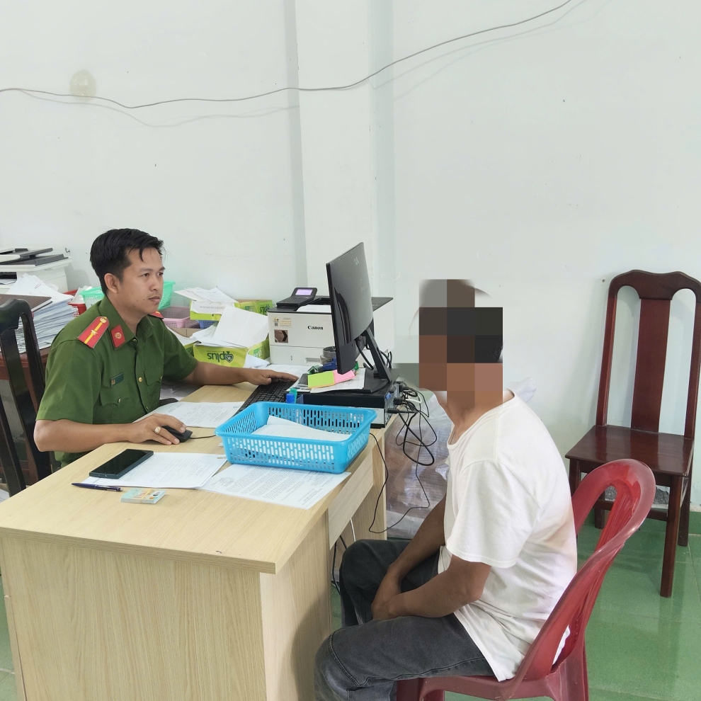 Công an xã Tân Quới tiếp nhận công dân Việt Nam vi phạm pháp luật tại Hoa Kỳ bị trục xuất về nước