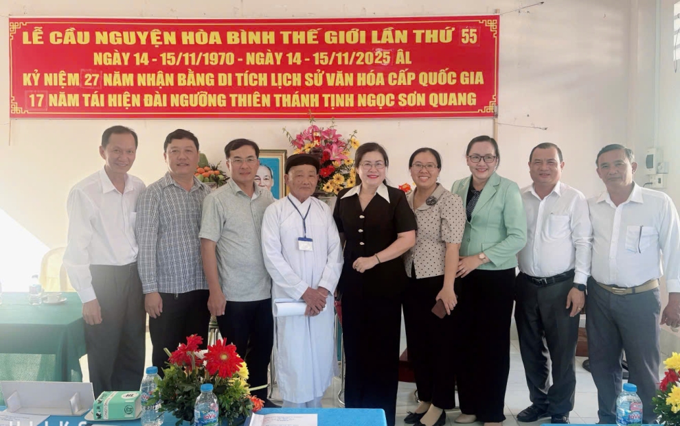 Công an xã Tân Long Hội thăm, chúc mừng kỷ niệm đài ngưỡng thiên tại Thánh tịnh Ngọc Sơn Quang