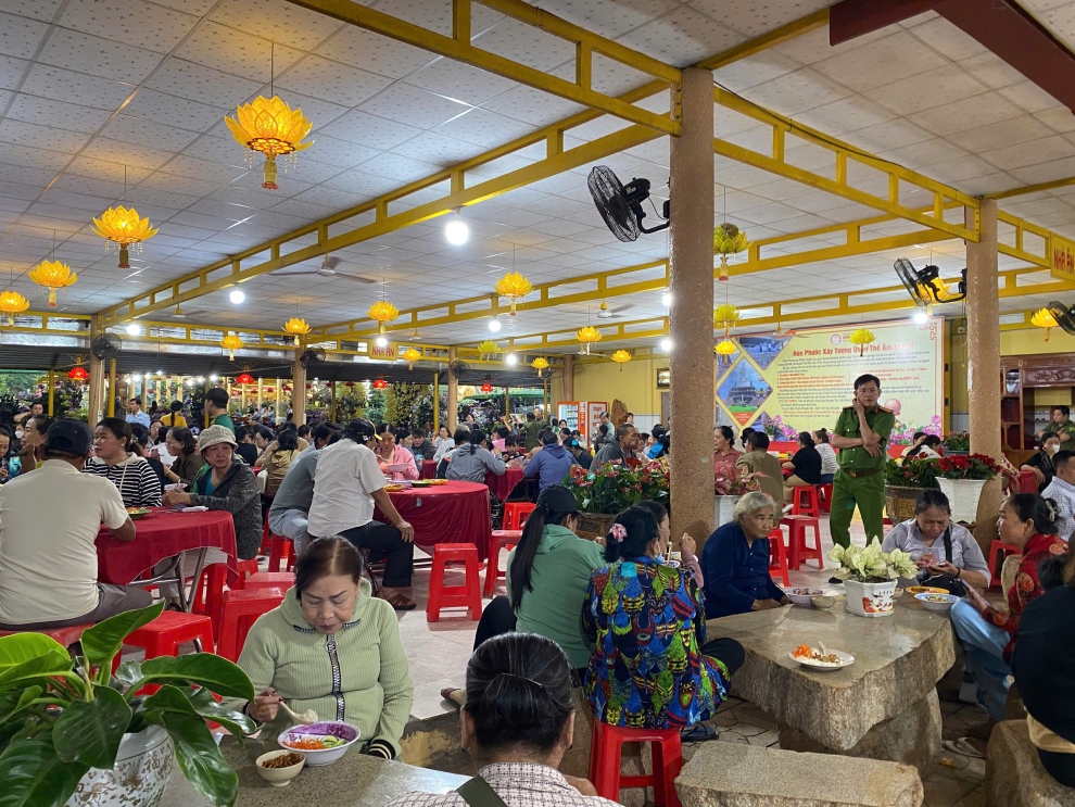 Công an xã Bình Đại triển khai lực lượng bảo đảm an ninh trật tự Lễ hoa đăng kính vía đức Phật A Di Đà
