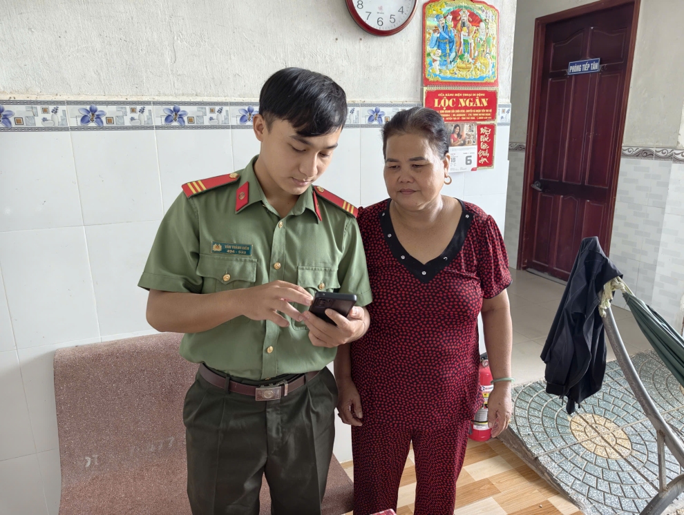 Công an xã Trà Cú tăng cường tuyên truyền, hướng dẫn khai báo tạm trú đối với người nước ngoài trên địa bàn