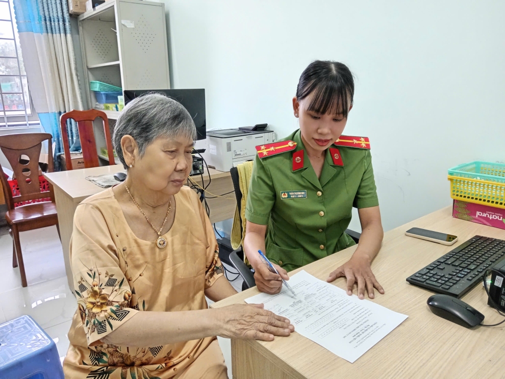 Công an xã Tam Bình đẩy mạnh tuyên truyền các quy định về đăng ký và quản lý cư trú