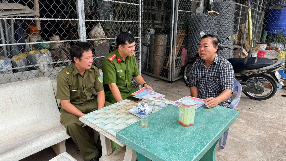 Công an xã Thành Thới tuyên truyền trực tiếp đến từng hộ dân phòng ngừa tin tặc tấn công, đánh cắp dữ liệu camera