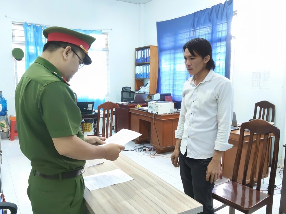 Tống đạt quyết định khởi tố bị can sử dụng trái phép chất ma túy