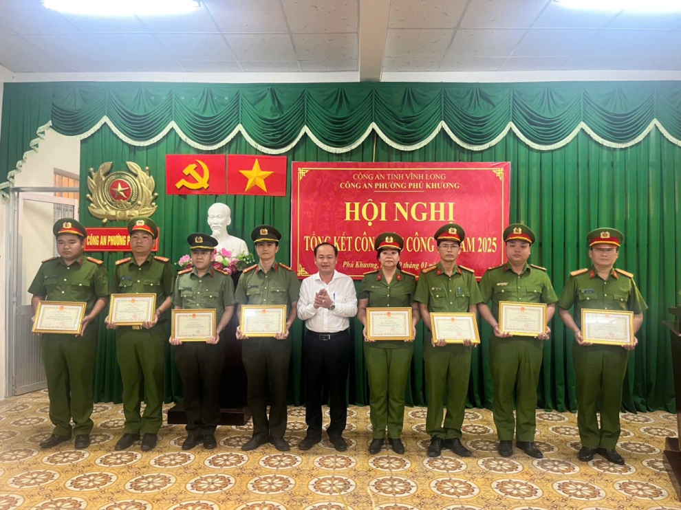 Công an phường Phú Khương trao giấy khen tặng 01 tập thể và 10 cá nhân có thành tích xuất sắc trong phong trào thi đua “Vì An ninh Tổ quốc” năm 2025