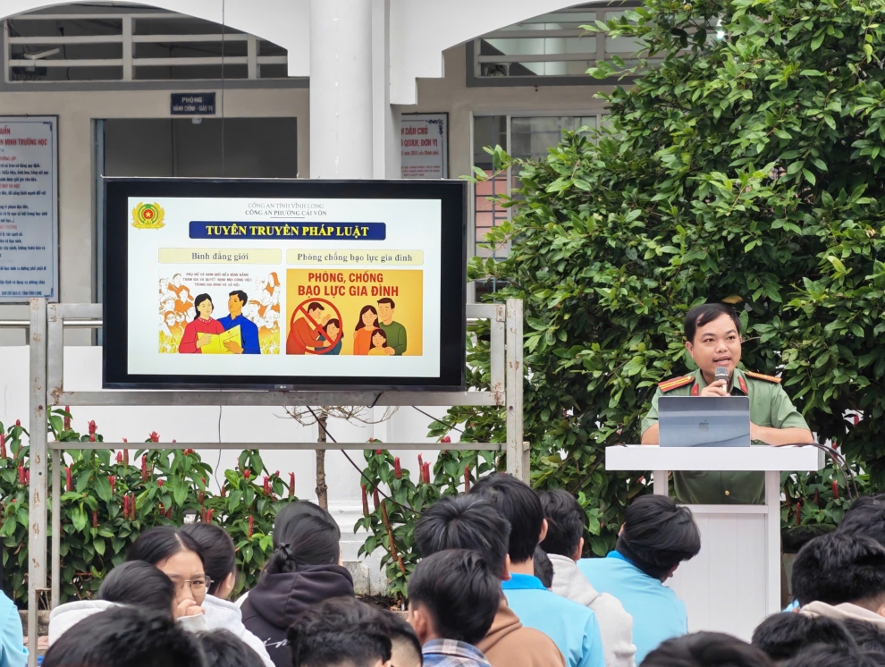 Chi đoàn Công an phường Cái Vồn tuyên truyền bình đẳng giới, phòng, chống bạo lực gia đình và đề án chuyển đổi số quốc gia