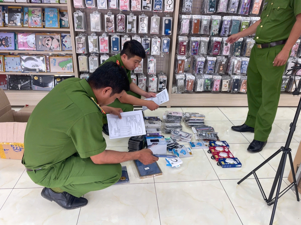 Công an phường Cái Vồn tăng cường kiểm tra nguồn gốc, xuất xứ hàng hóa tại các cơ sở kinh doanh trên địa bàn