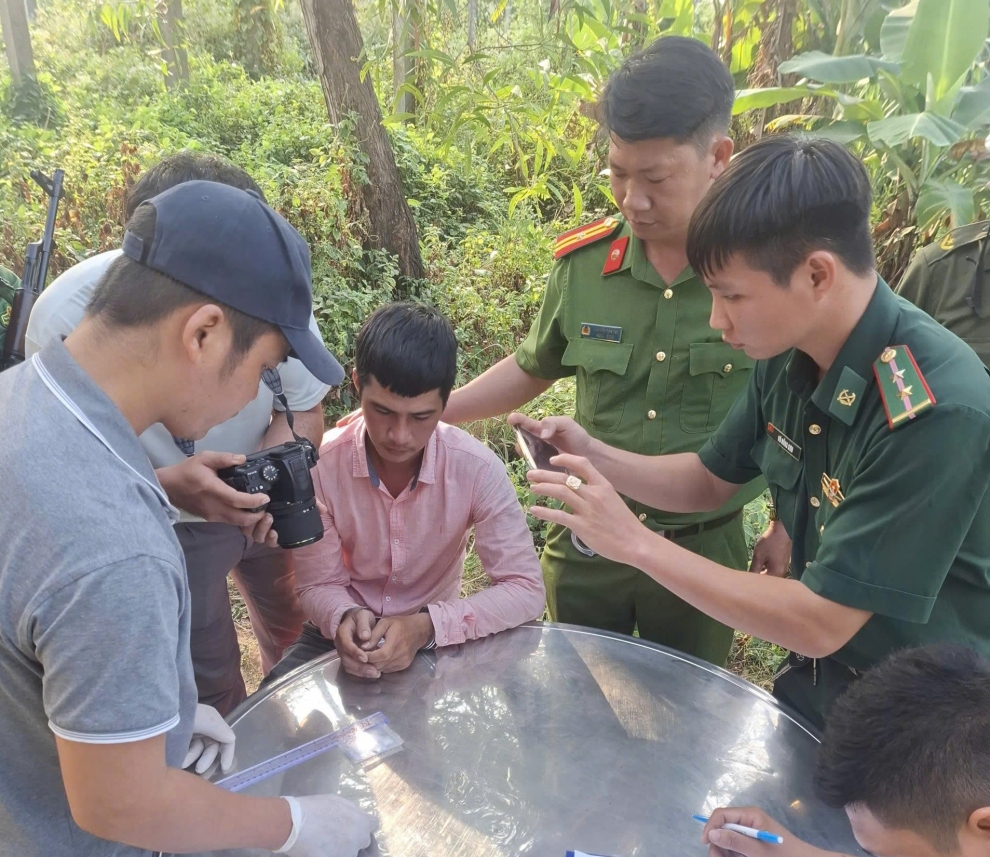 Công an xã Bảo Thạnh phối hợp bắt giữ 02 đối tượng tàng trữ trái phép chất ma túy