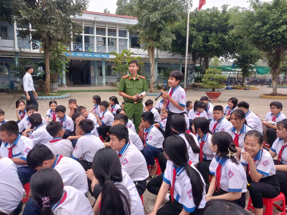 Công an xã Tân Long Hội tuyên truyền quy định vũ khí, vật liệu nổ, công cụ hỗ trợ cho học sinh