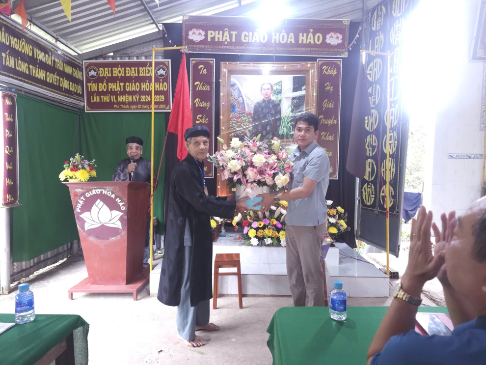 Công an xã Lục Sĩ Thành tổ chức thăm hỏi, tặng quà nhân  Đại Lễ Đản Sinh Đức Huỳnh Giáo Chủ Phật Giáo Hòa Hảo