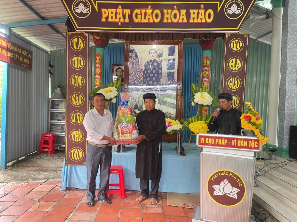 Công an xã Tân Long Hội đến thăm, chúc mừng Đại Lễ 25/11 Ất Tỵ tại Ban trị sự Phật giáo Hoà Hảo trên địa bàn xã