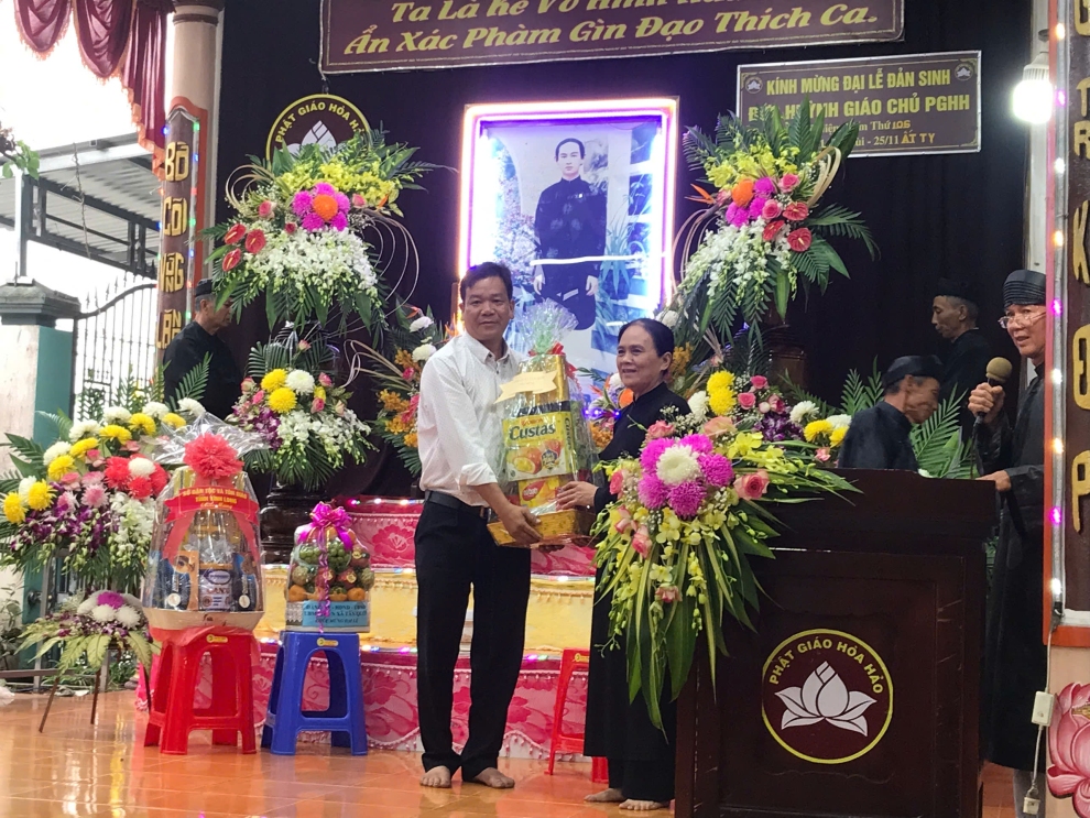 Công an xã Tân Quới thăm, chúc mừng Ban Trị sự Phật giáo Hòa Hảo xã Tân Quới