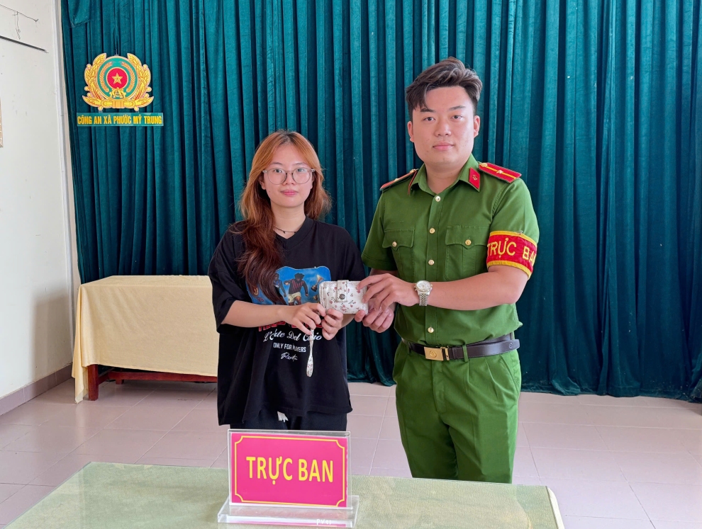 Công an xã Phước Mỹ Trung trả lại tài sản cho người dân