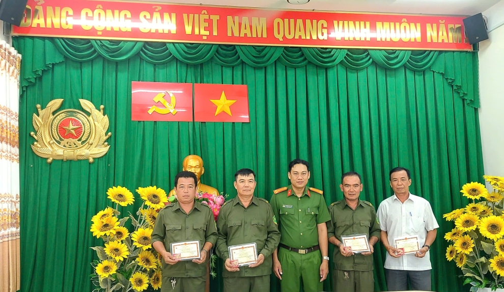 Công an xã Ba Tri tổ chức lễ trao tặng kỷ niệm chương “Bảo vệ an ninh Tổ quốc” năm 2025