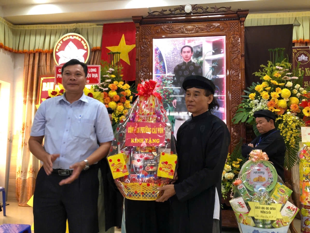 Công an phường Cái Vồn thăm hỏi, tặng quà nhân Lễ kỷ niệm 106 năm ngày sinh Đức Huỳnh Giáo chủ Phật giáo Hòa Hảo