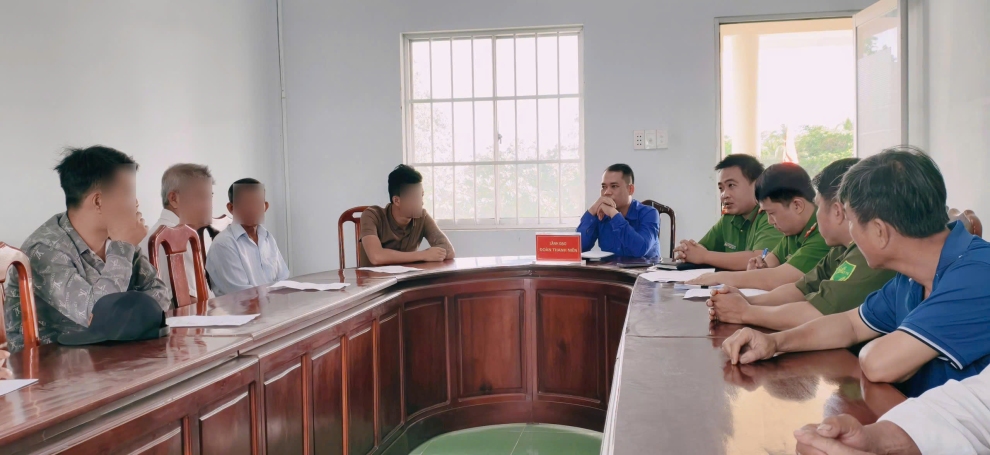 Công an xã Tân Quới phối hợp ban, ngành, đoàn thể xã gọi hỏi, cảm hóa, giáo dục người chấp hành xong án phạt tù tái hòa nhập cộng đồng