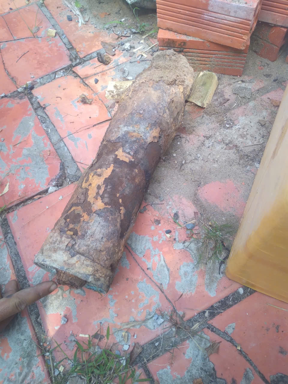 Công an xã phối hợp với Ban Chỉ huy Quân sự xã tổ chức thu nhận một trái đạn do người dân giao nộp