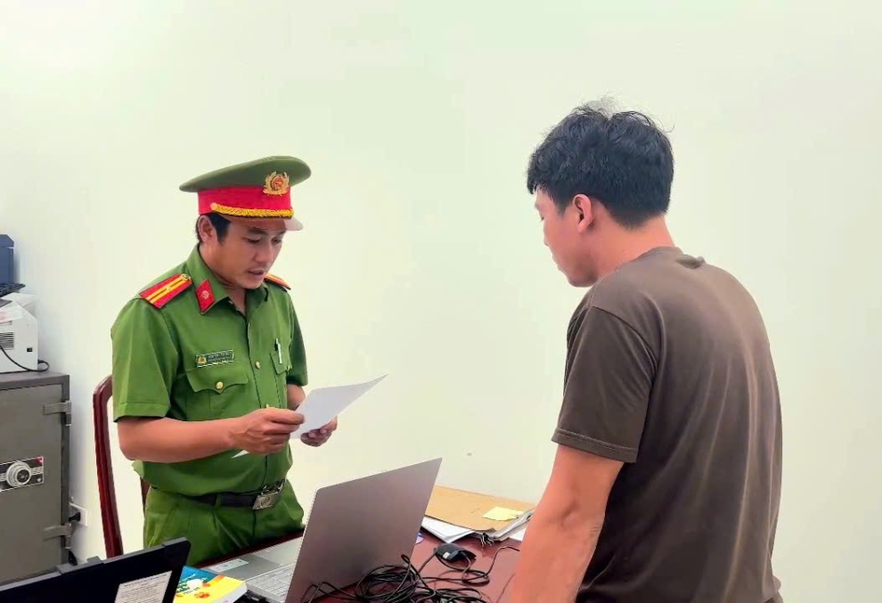Tống đạt quyết định khởi tố bị can đối tượng sử dụng trái phép chất ma túy