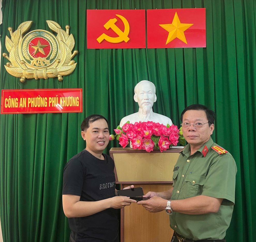 Công an phường Phú Khương trao tài sản cho người đánh rơi