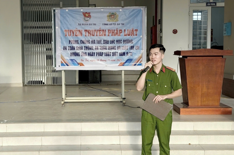 Công an xã Ba Tri đẩy mạnh tuyên truyền pháp luật, trang bị kỹ năng an toàn cho học sinh