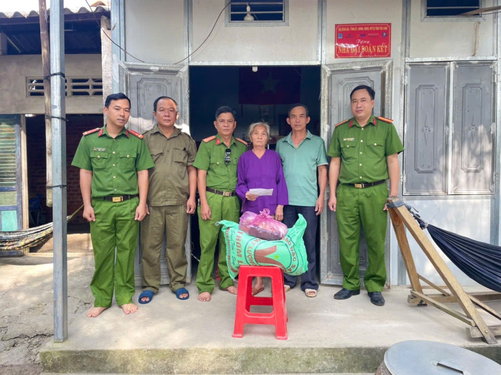 Công an xã Tam Ngãi tặng quà hỗ trợ gia đình có hoàn cảnh khó khăn trên địa bàn xã