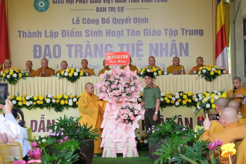 Công an xã Lục Sĩ Thành chúc mừng thành lập điểm sinh hoạt tôn giáo tập trung “Đạo Tràng Tuệ Nhân”