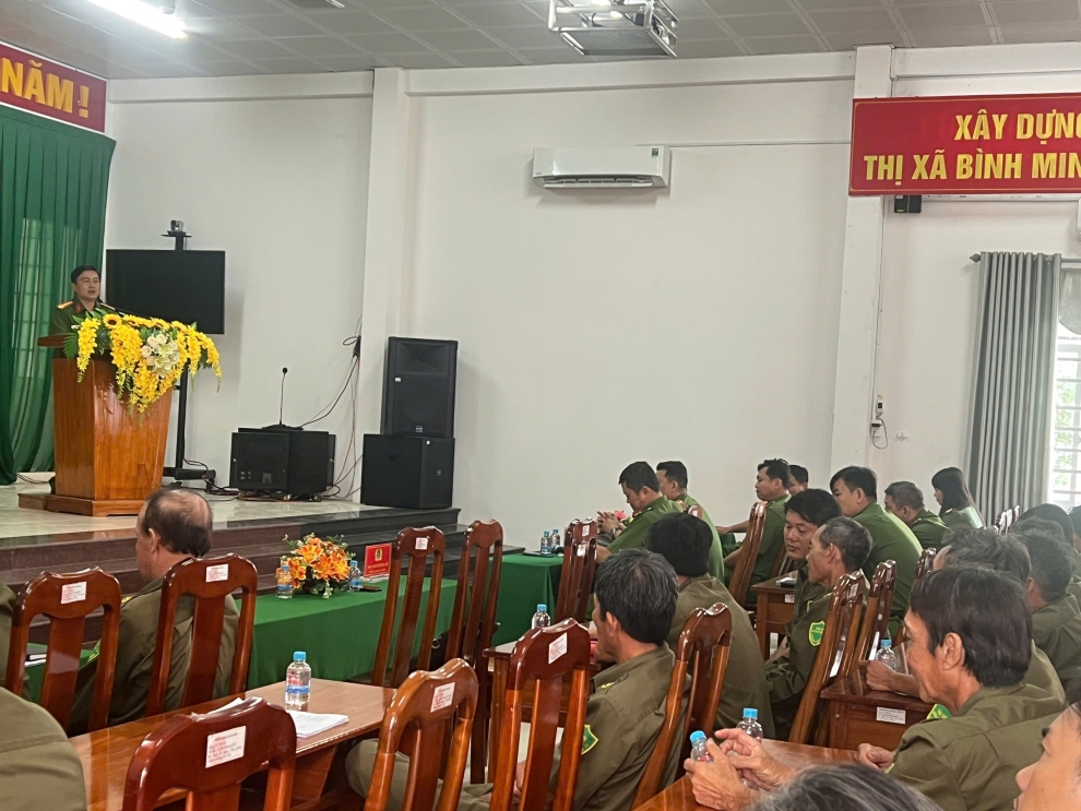 Công an phường Cái Vồn tổ chức hội nghị lấy ý kiến đóng góp dự thảo nghị quyết, quyết định liên quan đến lực lượng tham gia bảo vệ an ninh trật tự ở cơ sở
