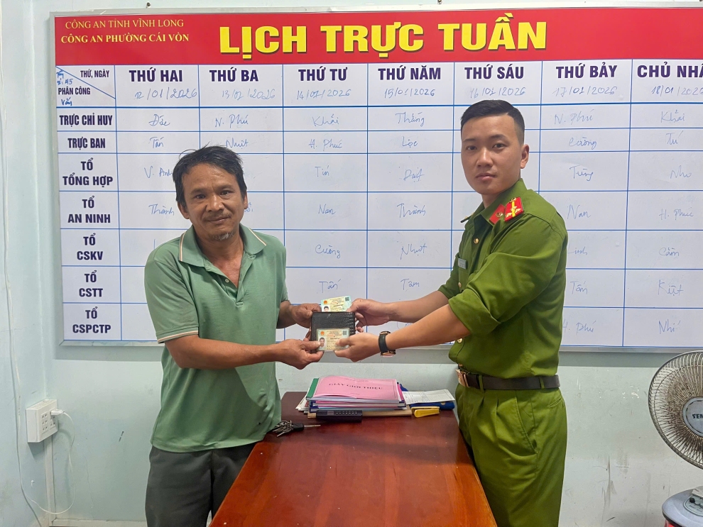Công an phường Cái Vồn tìm trả lại tài sản cho người dân đánh rơi