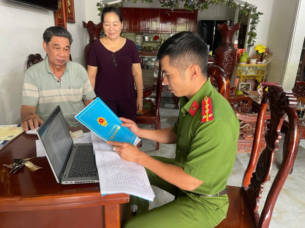 Công an xã Tân Lược tuyên truyền Luật Cư trú
