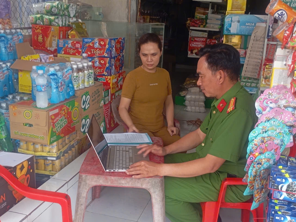 Công an xã Bình Phú tổ chức tuyên truyền, phổ biến pháp luật về Luật cư trú trên địa bàn xã