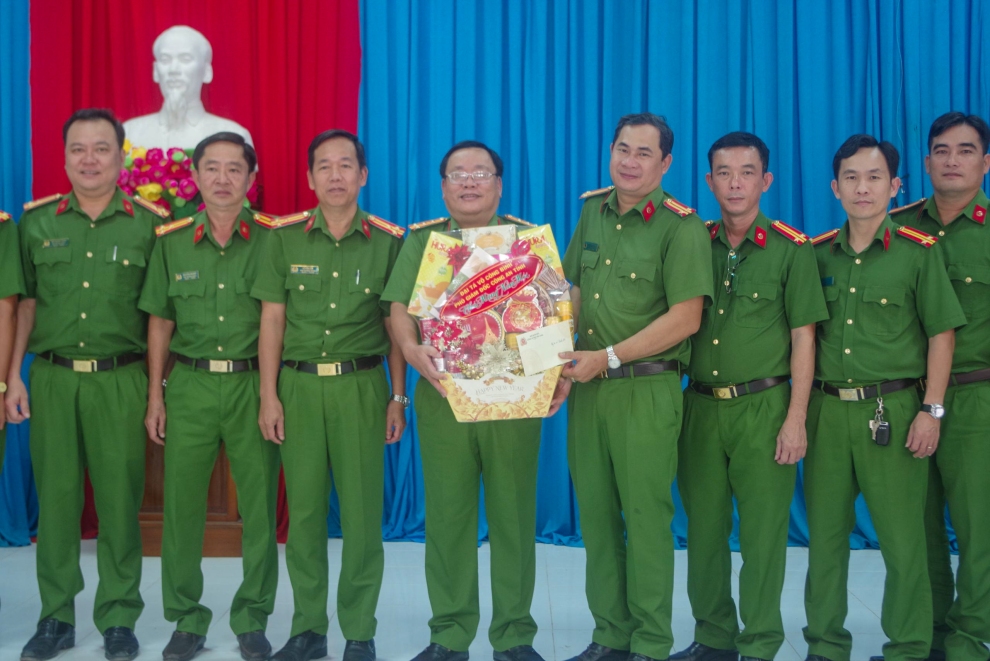 Đại tá Võ Công Bình, Phó Giám đốc Công an tỉnh kiểm tra các mặt công tác tại Công an xã Thành Thới