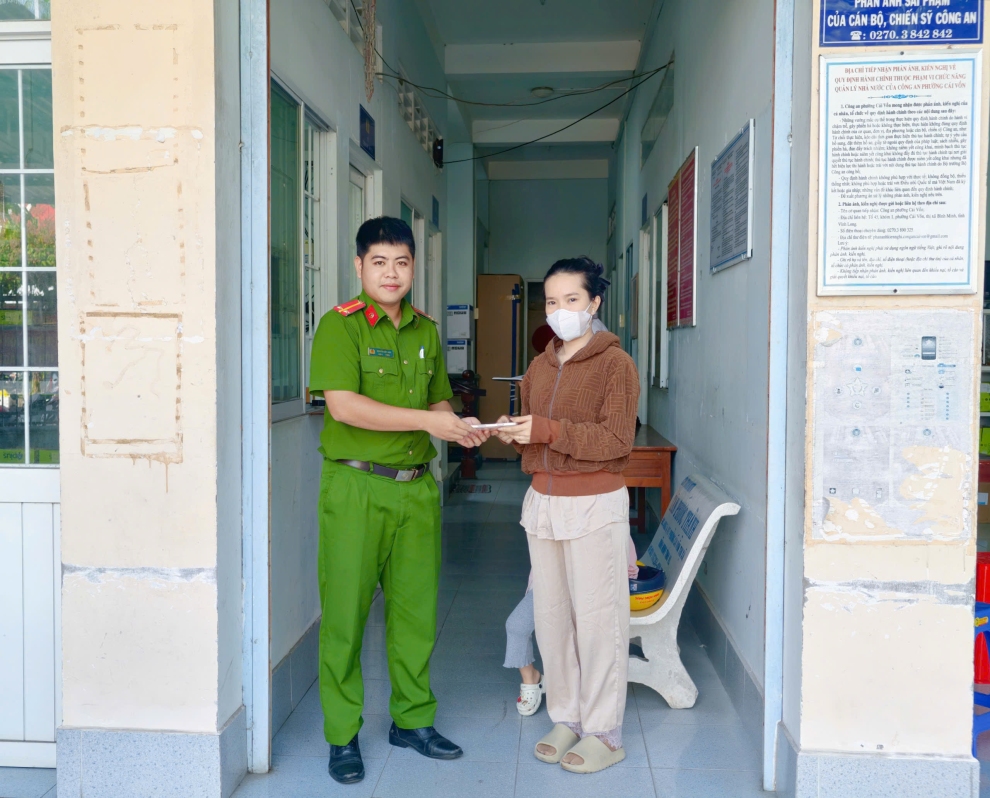 Công an phường Cái Vồn trao tài sản cho người đánh rơi