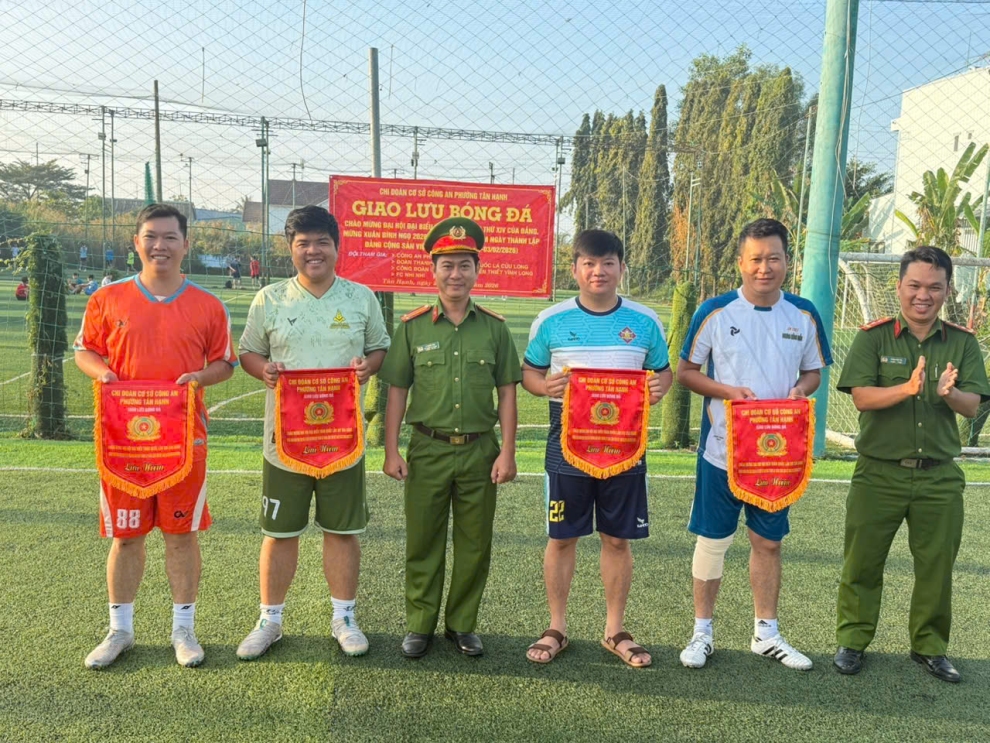 Chi đoàn Công an phường Tân Hạnh tổ chức giao lưu bóng đá và trao quà cho hoàn cảnh khó khăn trên địa bàn
