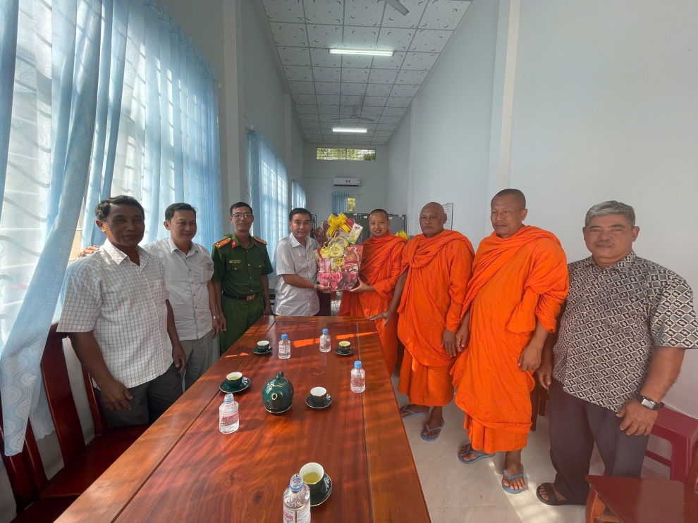 09 02 Các cơ sở Phật giáo Nam tông Khmer thăm, chúc Tết Công an xã Bình Phú (2)