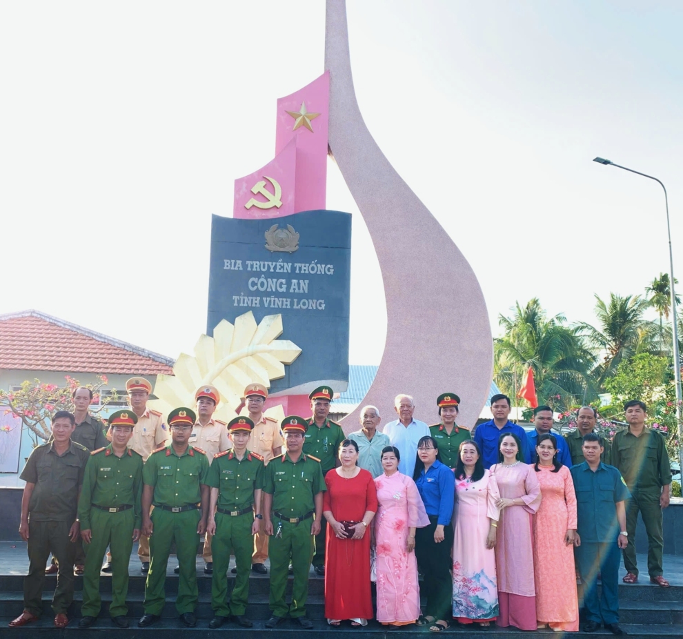 Về nguồn tại Bia Truyền thống Công an tỉnh: Dấu ấn 80 năm vẻ vang lực lượng Cảnh sát giao thông