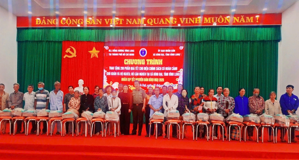 Tặng 1.400 phần quà tết đến với gia đình chính sách và các hộ nghèo, cận nghèo
