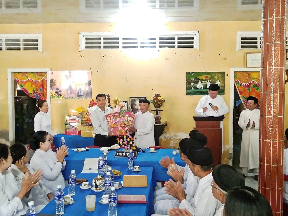 Công an xã Tiên Thủy thăm, chúc mừng Ban Đại diện Cao Đài Tiên Thiên tỉnh Vĩnh Long (cơ sở 2) nhân dịp tổng kết hành đạo năm 2025