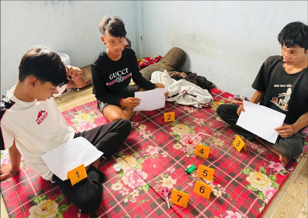 12 02 CAX Hưng Mỹ bắt nhóm đối tượng tổ chức sử dụng trái phép chất ma túy